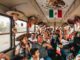 Un chofer convierte su ruta en un alegre festejo mexicano, sorprendiendo a los pasajeros con música y cantos tradicionales.